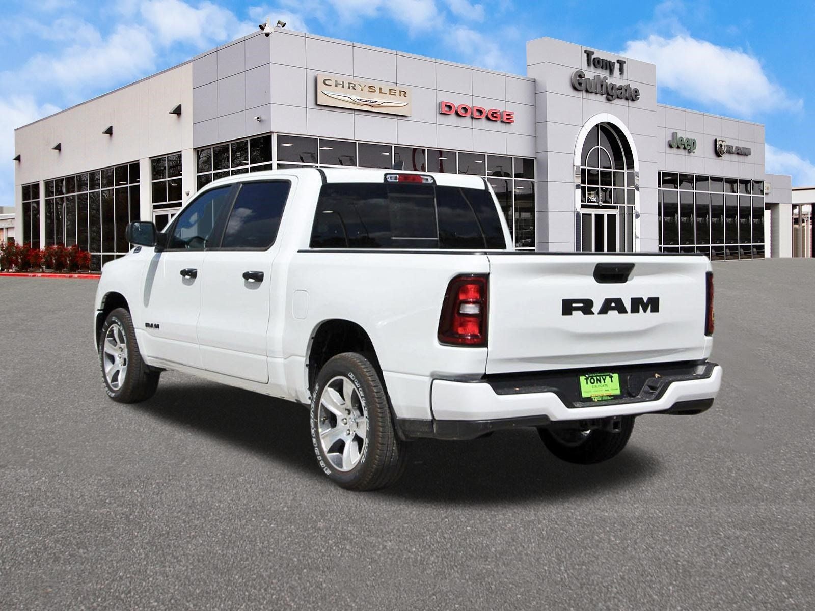 2026 RAM 1500 Express 4x2 Crew Cab 5'7" Box