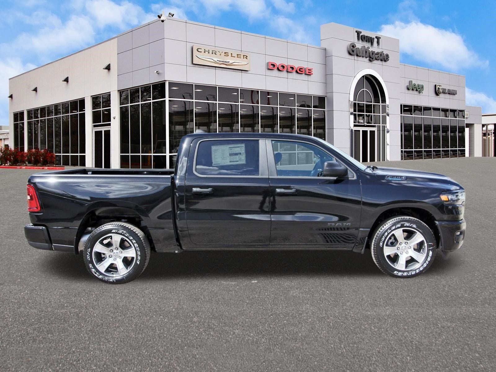 2026 RAM 1500 Express 4x2 Crew Cab 5'7" Box