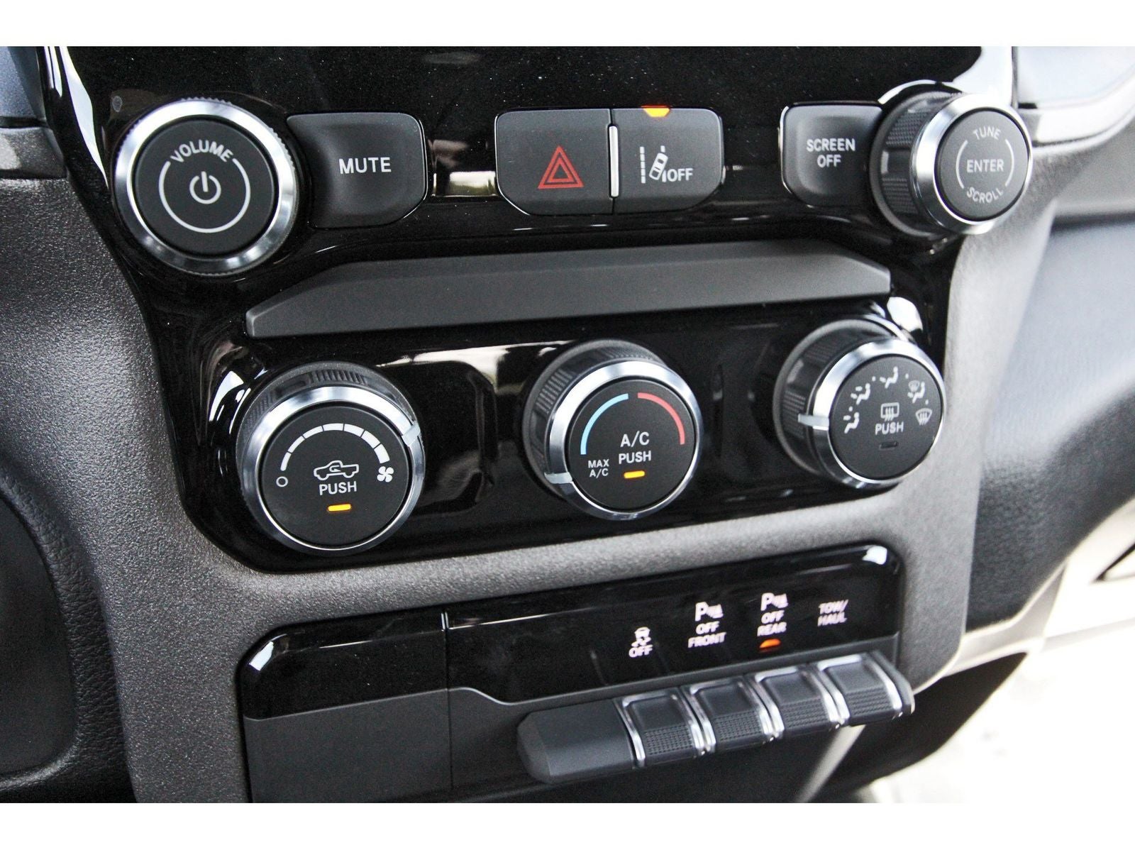 2026 RAM 1500 Express 4x2 Crew Cab 5'7" Box