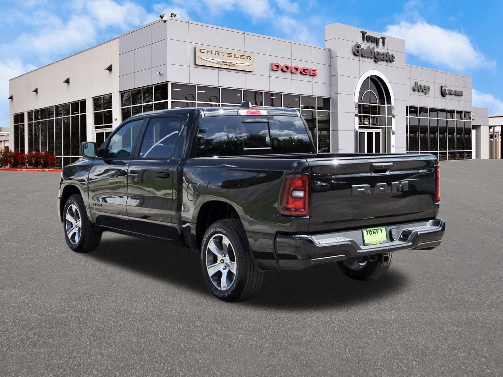 2026 RAM 1500 Express 4x2 Crew Cab 5'7" Box