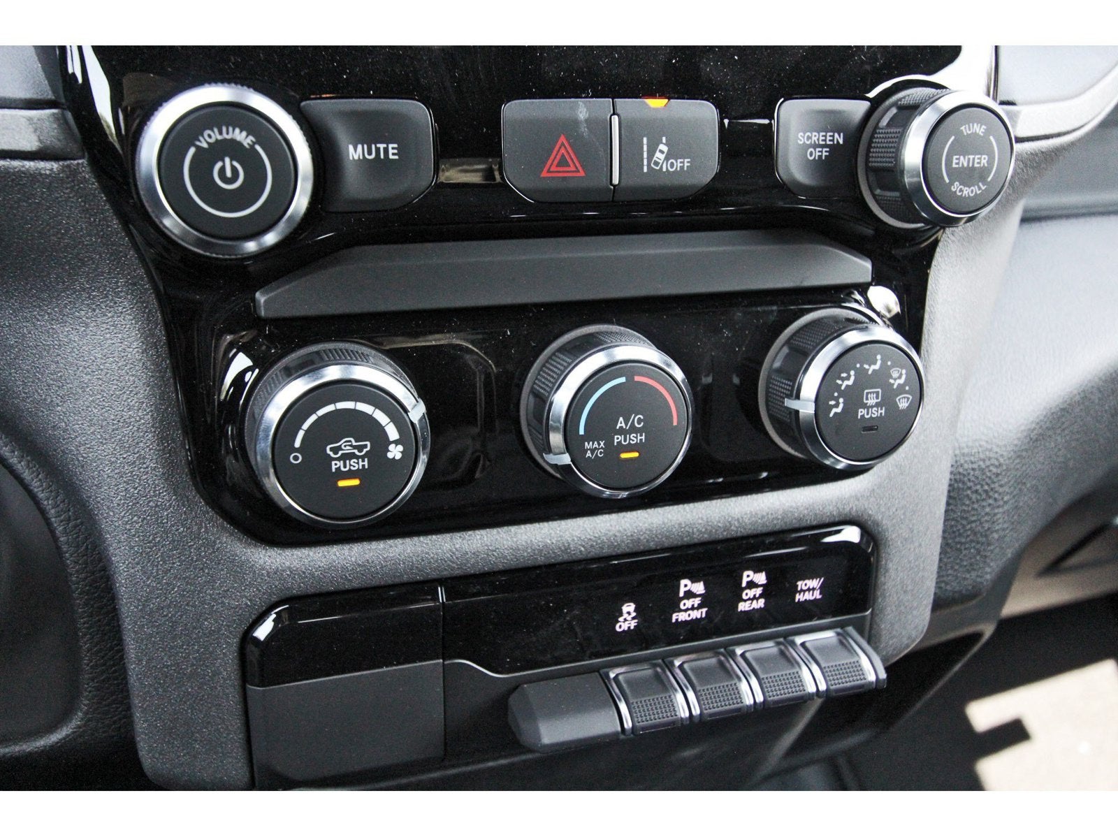 2027 RAM 1500 Express 4x2 Crew Cab 5'7" Box