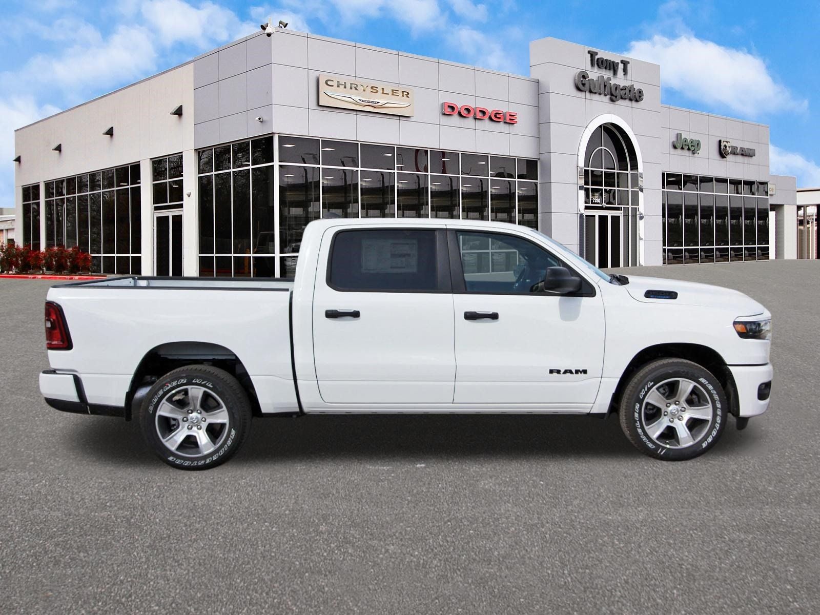 2026 RAM 1500 Express 4x2 Crew Cab 5'7" Box