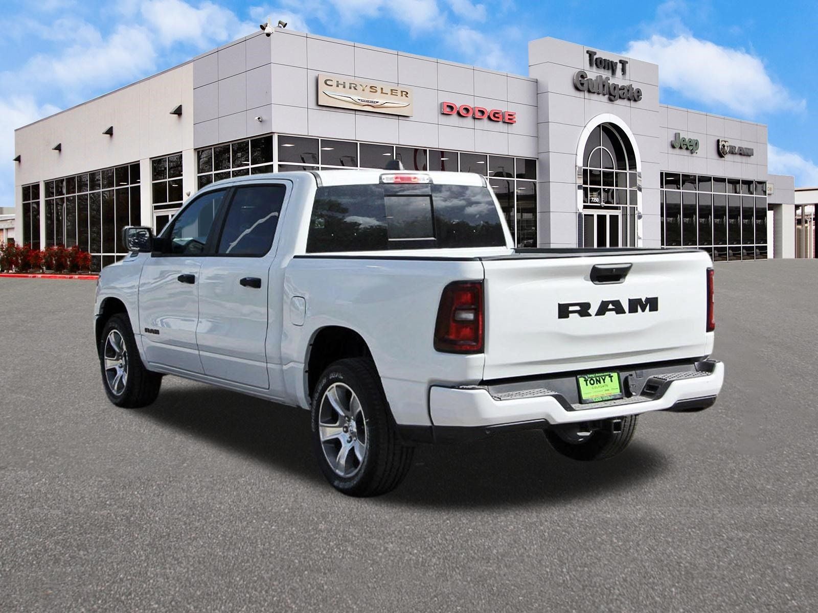 2026 RAM 1500 Express 4x2 Crew Cab 5'7" Box