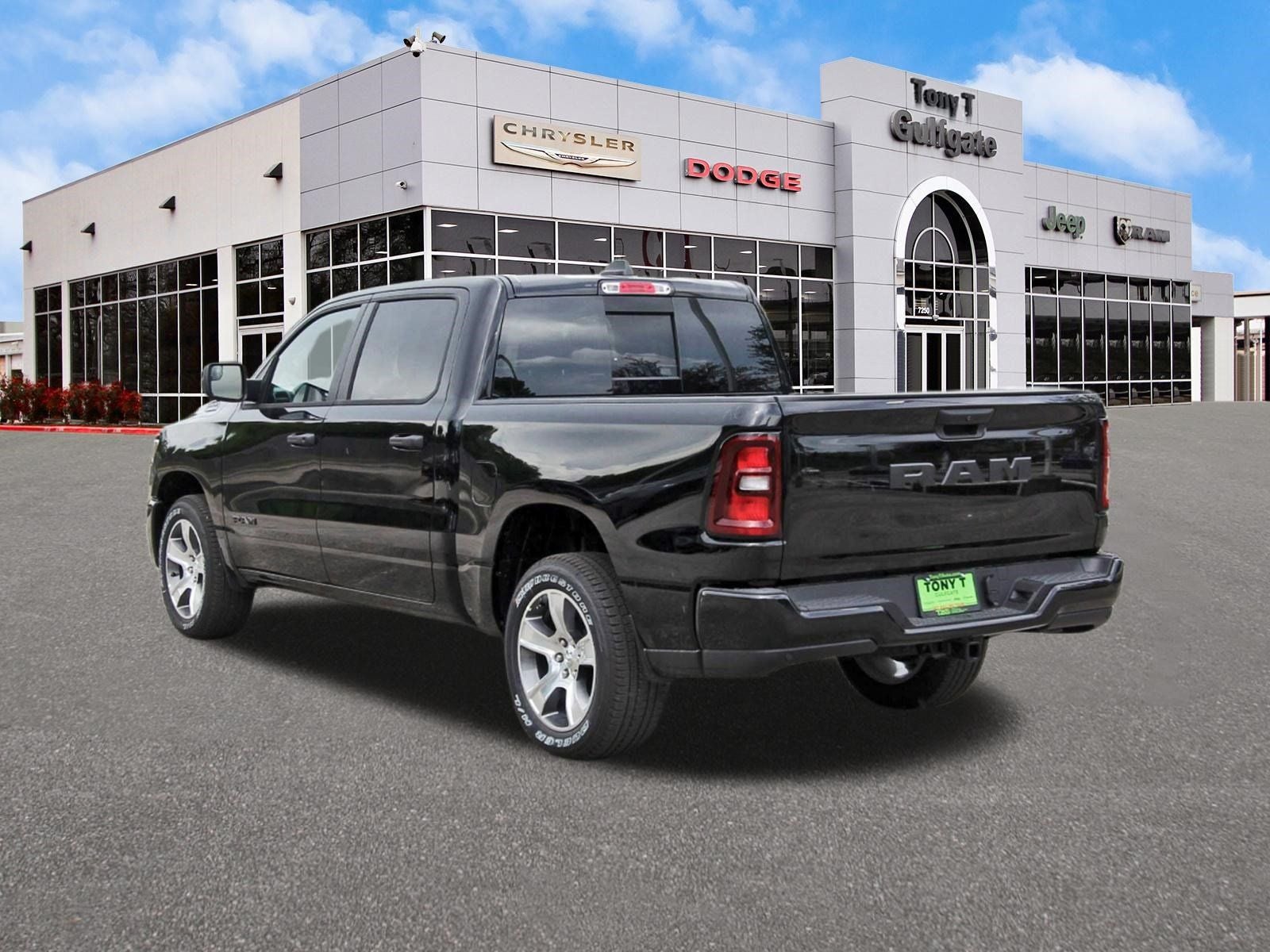 2026 RAM 1500 Express 4x2 Crew Cab 5'7" Box