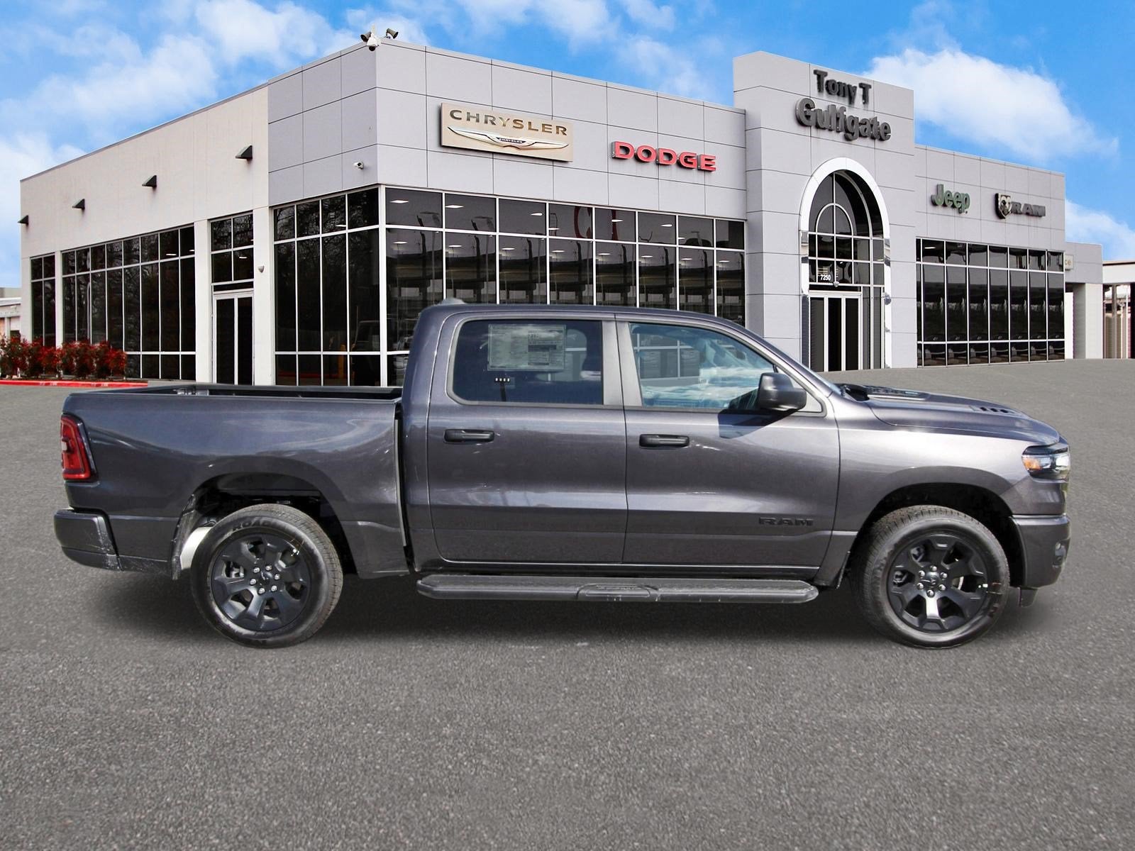 2026 RAM 1500 Express 4x4 Crew Cab 5'7" Box