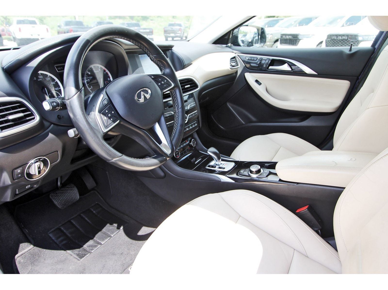 2018 INFINITI QX30 Premium